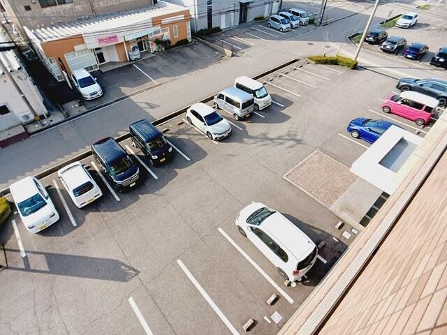 ロイヤルウエスト（404） 駐車場
