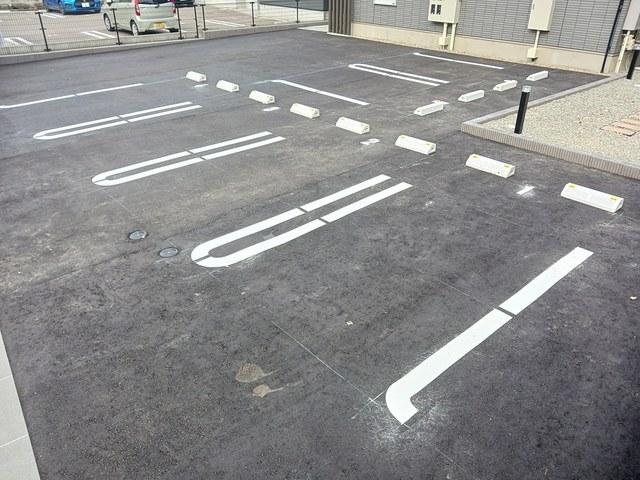ユ・クラルテ（102） 駐車場