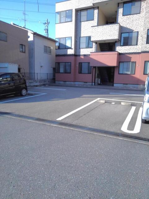 レヴリー（301） 駐車場