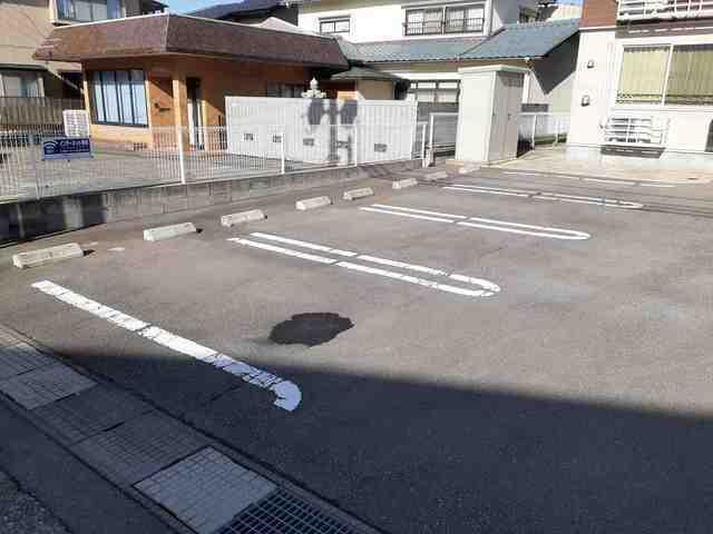 コンパス（101） 駐車場