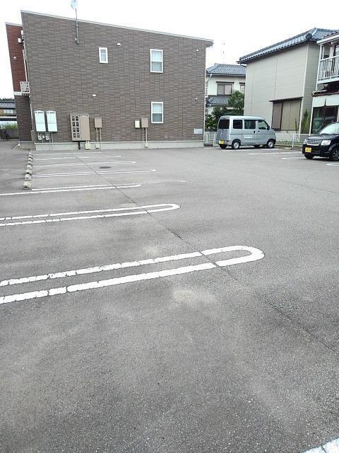ロズレイ（203） 駐車場