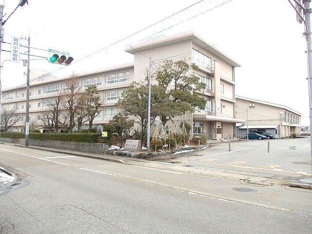 鞍月小学校：850m