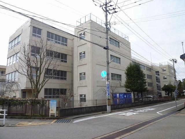 小坂小学校：300m