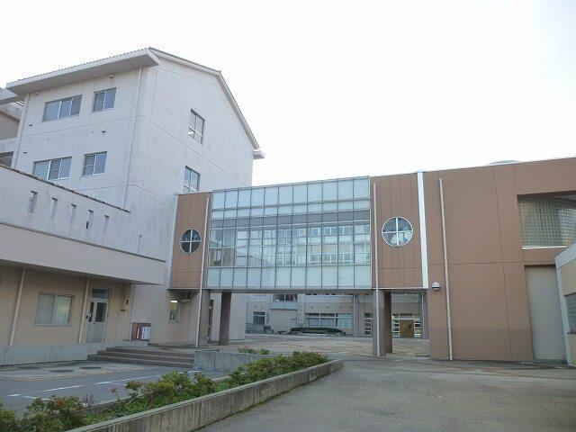 津幡中学校：700m
