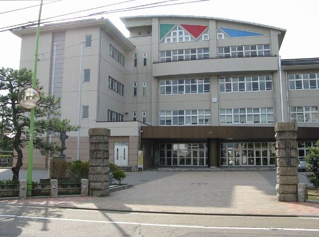 小松市立芦城中学校：973m
