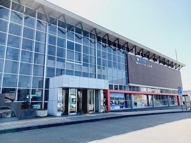 美川駅：930m