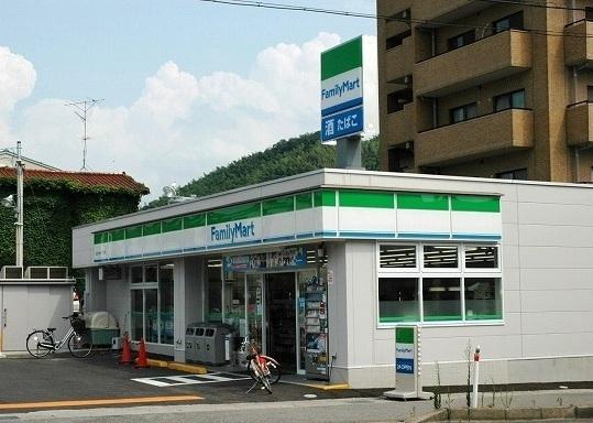 ファミリーマート：210m