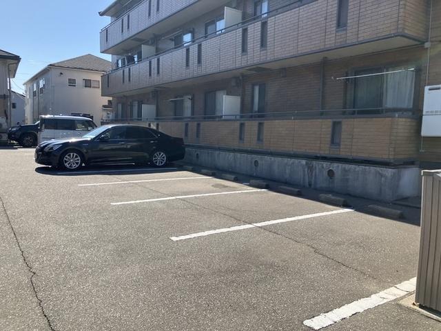 ウエスト ミエール　Ａ（102） 駐車場