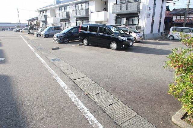 プリムローズ（105） 駐車場