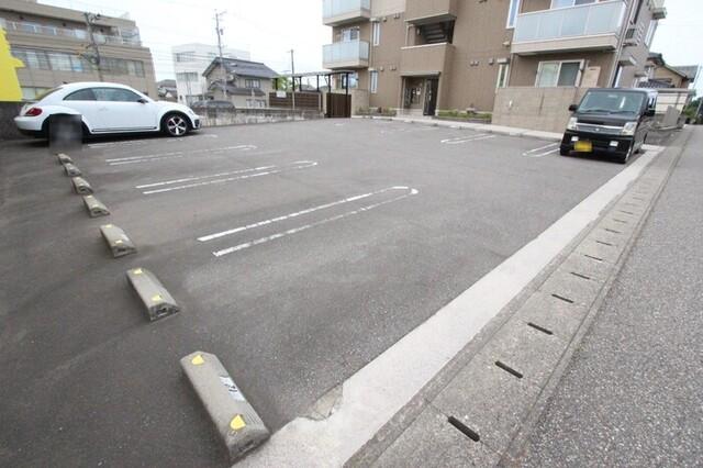Canard(ｶﾅｰﾙ)（205） 駐車場