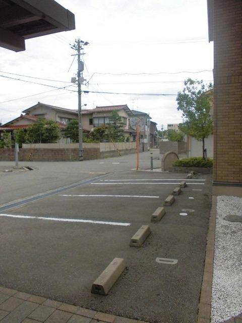グラン・エルレ　Ｂ（105） 駐車場