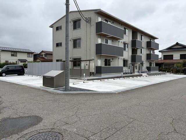 ルミナ（302） 駐車場