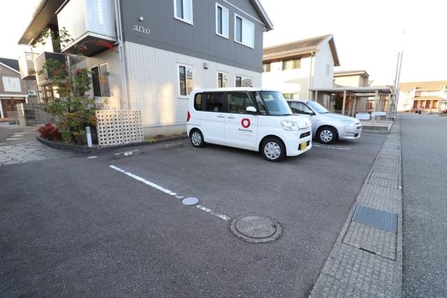 AIVO（ｱｲｳﾞｫ）（102） 駐車場