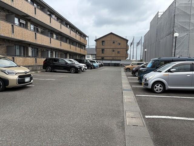リビングタウン小松壱番館（203） 駐車場