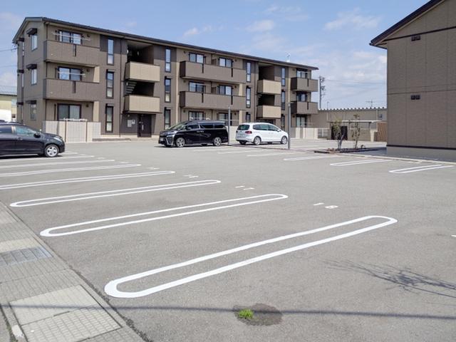 Bella　Luna(ﾍﾞﾗ　ﾙｰﾅ)　B（206） 駐車場