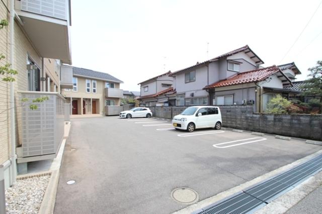 Lagrus（ﾗｸﾞﾗｽ）　B棟（103） 駐車場