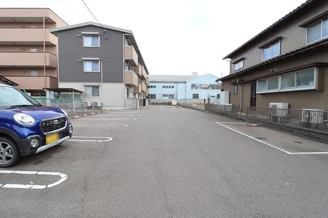 ウェルパレス（302） 駐車場