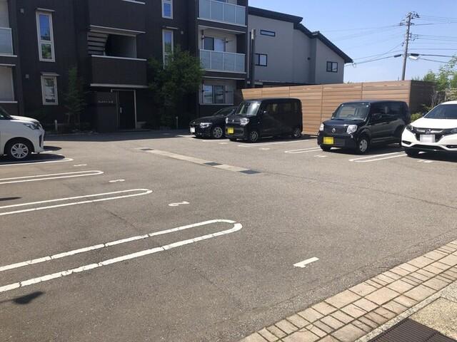 ヴェルドミールⅡ（305） 駐車場