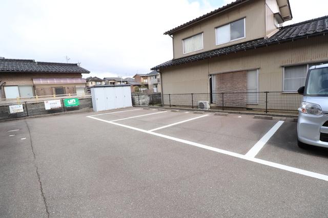 シャルム１７（205） 駐車場