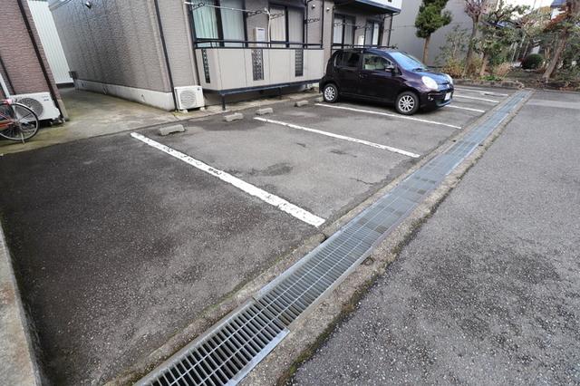 モンターニュリーブル　B棟（105） 駐車場