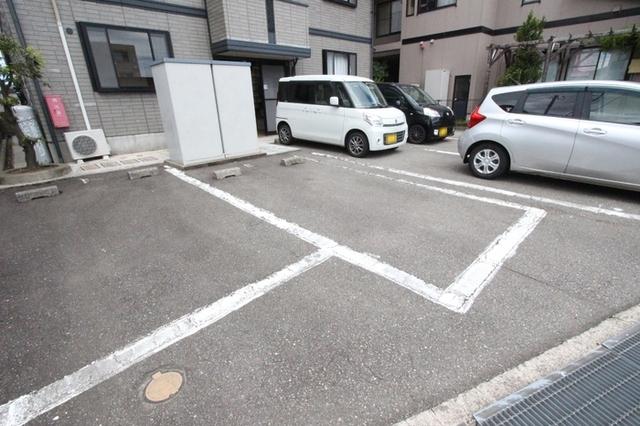 サンハイム駅西（102） 駐車場