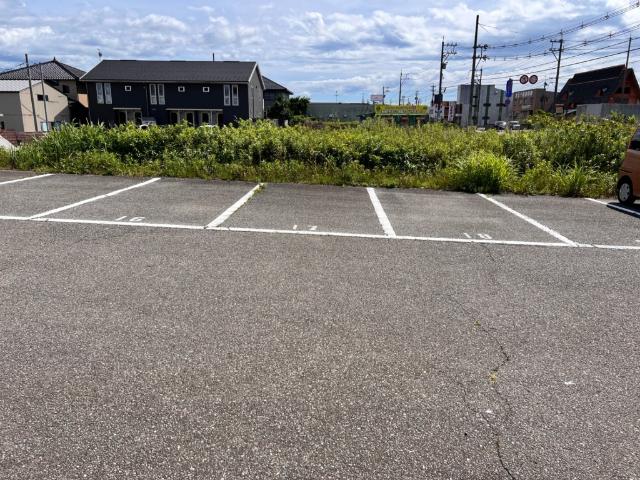 小松市矢崎町アパート 駐車場