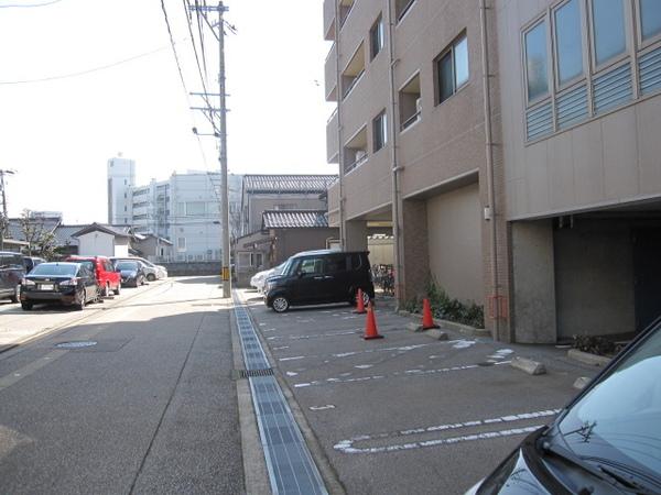 アパガーデンズ駅西けやき通り 駐車場
