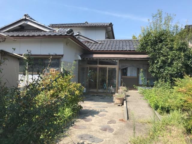玄関前です