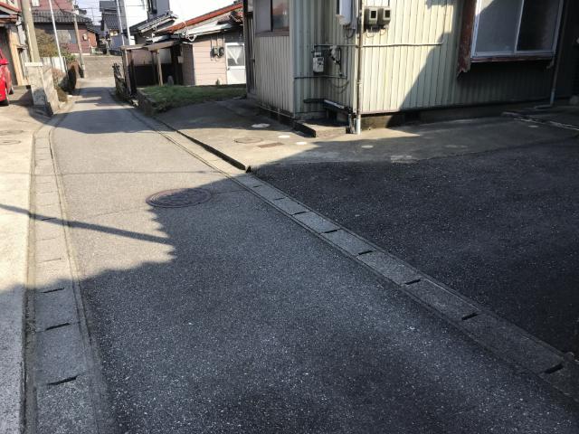 小松市島町の売土地 前面道路含む現地写真