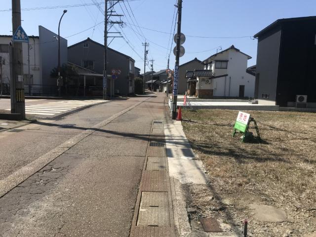 小松市茶屋町・梅田町の売土地 前面道路含む現地写真