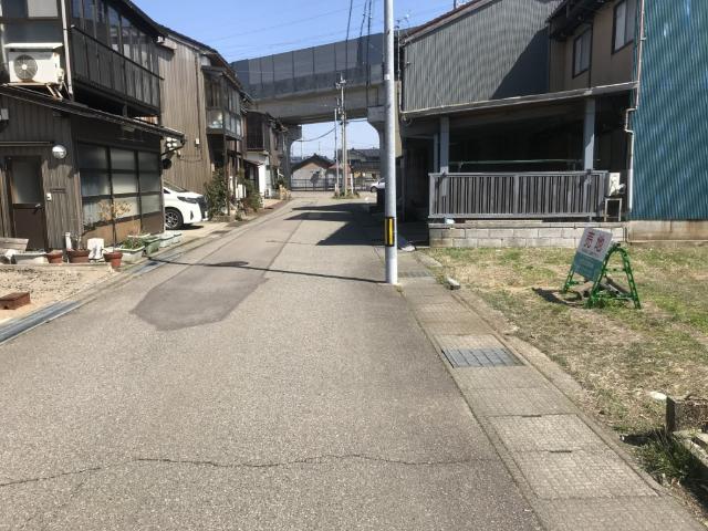 小松市茶屋町・梅田町の売土地 前面道路含む現地写真