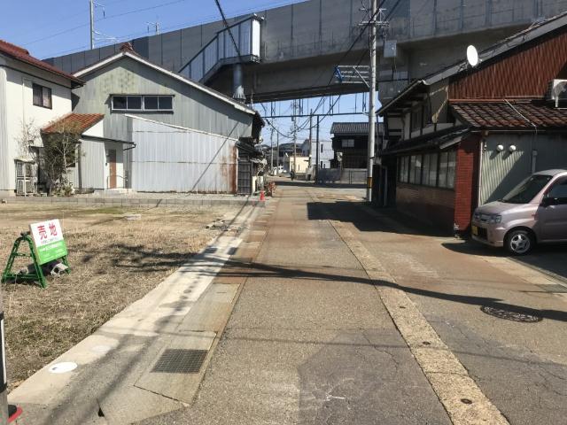 小松市茶屋町・梅田町の売土地 前面道路含む現地写真