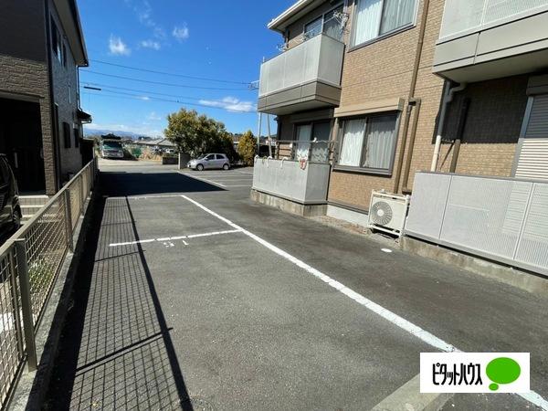 エルメゾンネクスト石坂（102） 駐車場
