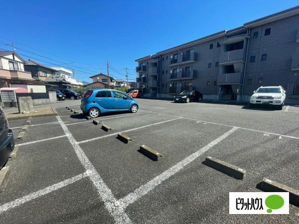 グレイトピア（104） 駐車場