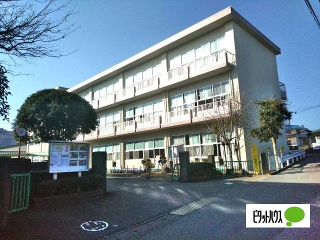 富士宮市立富丘小学校：910m