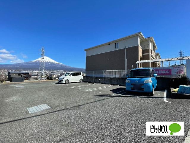 ＬＥ　ＭＩＲＡＧＥ（レ　ミラージ） 駐車場