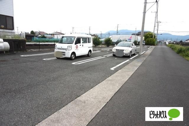リヴェール（202） 駐車場