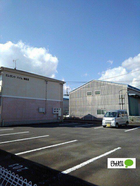 エレガントハイム岩松北（205） 駐車場