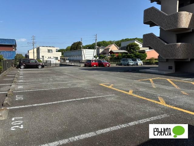 エバーグリーン（105） 駐車場