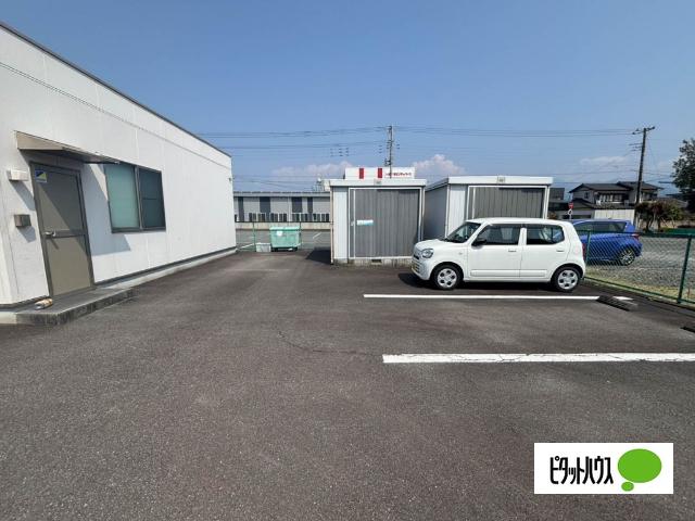 瓜島町貸事務所 駐車場