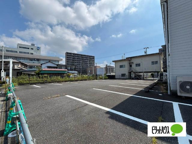中央町1丁目テナント 駐車場