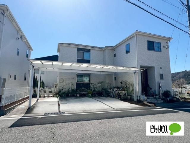 カーポート付き・3台駐車可能