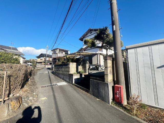 富士市石坂中古住宅 前面道路含む現地写真