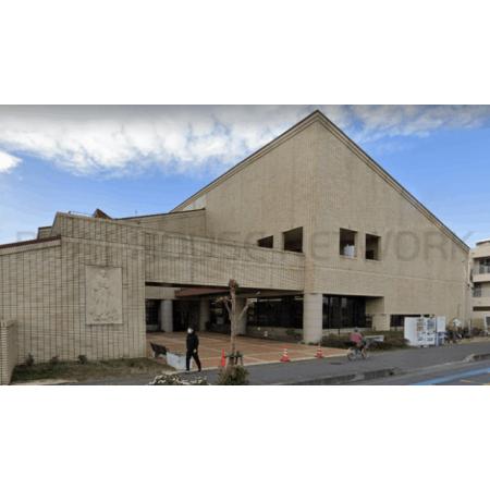 坂戸市立中央図書館：617m