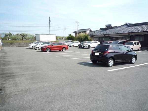 メゾン殿岡 駐車場
