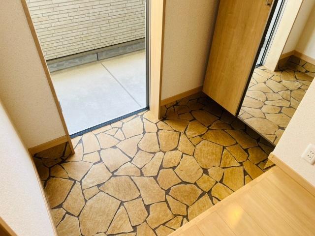 ラフィネ風越B 玄関