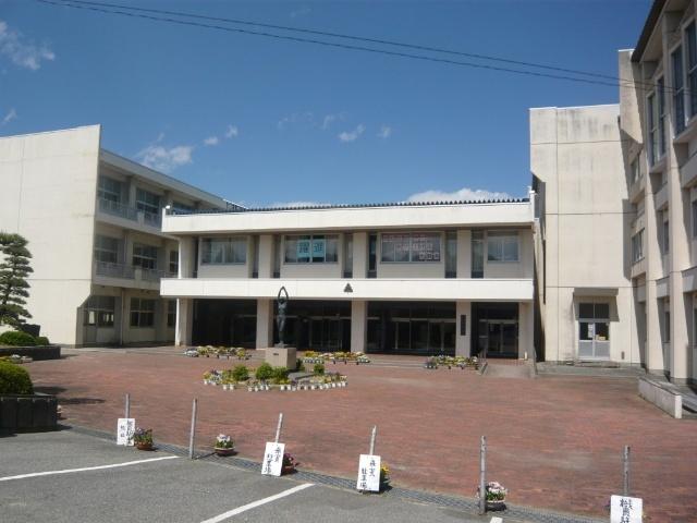飯田市立高陵中学校：927m