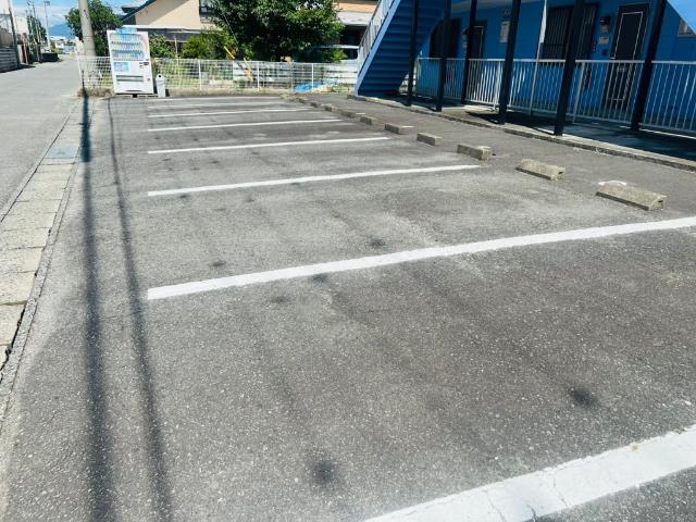 Surplus　Threeハイマート明金A 駐車場