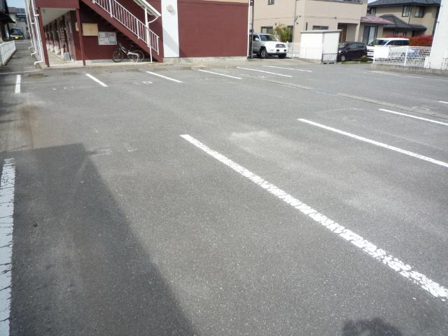 Surplus　Threeキャッスルトマト 駐車場