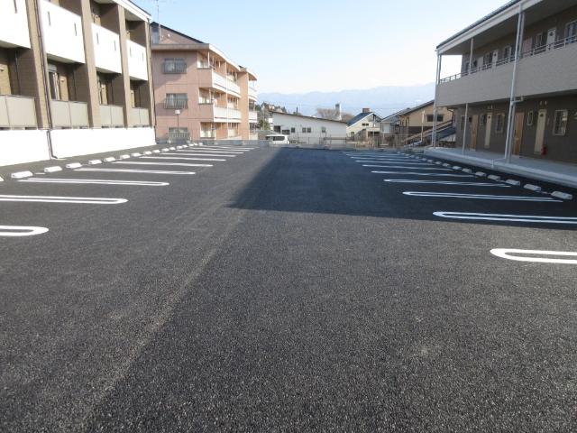 ラフィネ風越B 駐車場